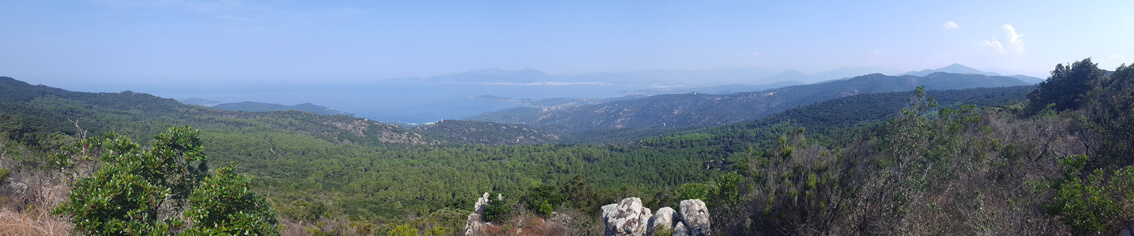 Vue sur le golfe d'Ajaccio et les iles Sanguinaires depuis le sentier 'mare e monti'