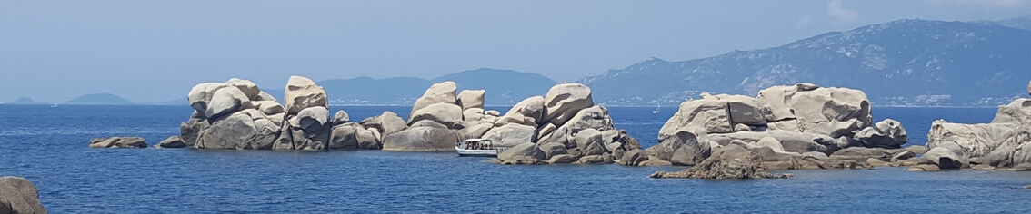 Rochers granitiques à la pointe de l'Isolella