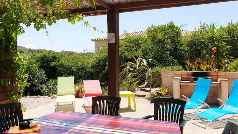 Terrasse ombragée avec mobilier de jardin - vue sur la montagne