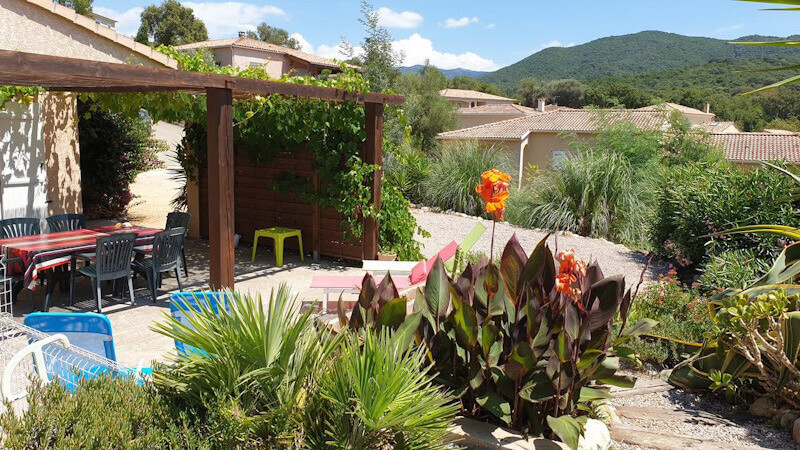 Terrasse avec vue sur les collines et le maquis